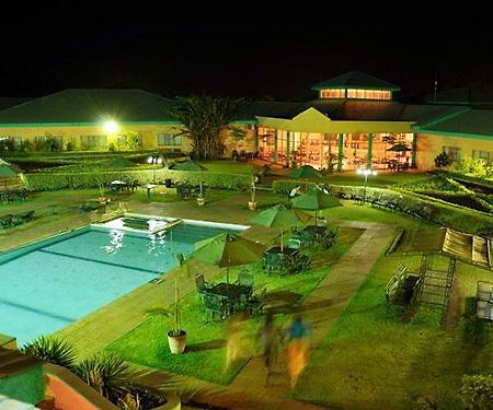 Crossroads Hotel Lilongwe Bagian luar foto