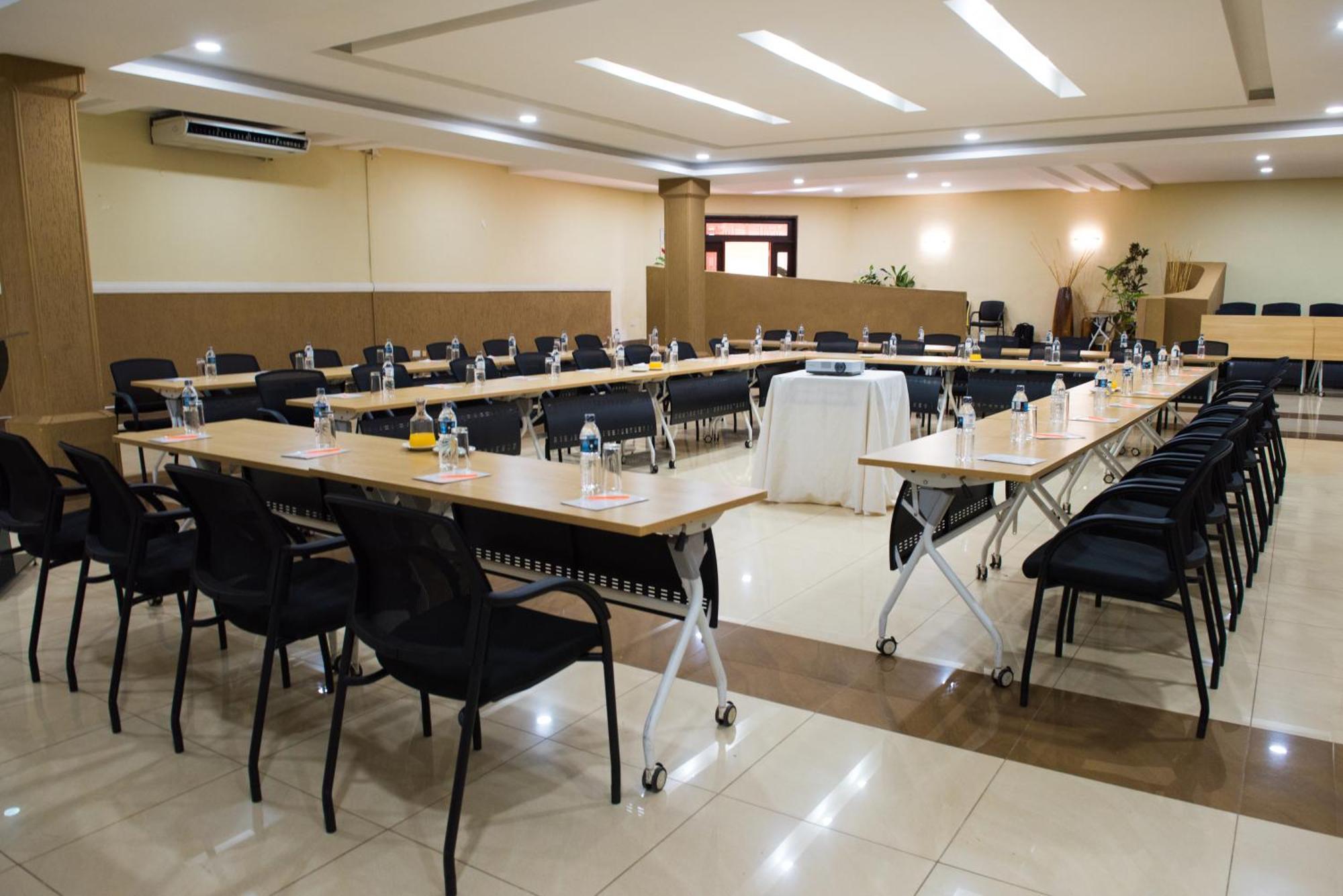 Crossroads Hotel Lilongwe Bagian luar foto