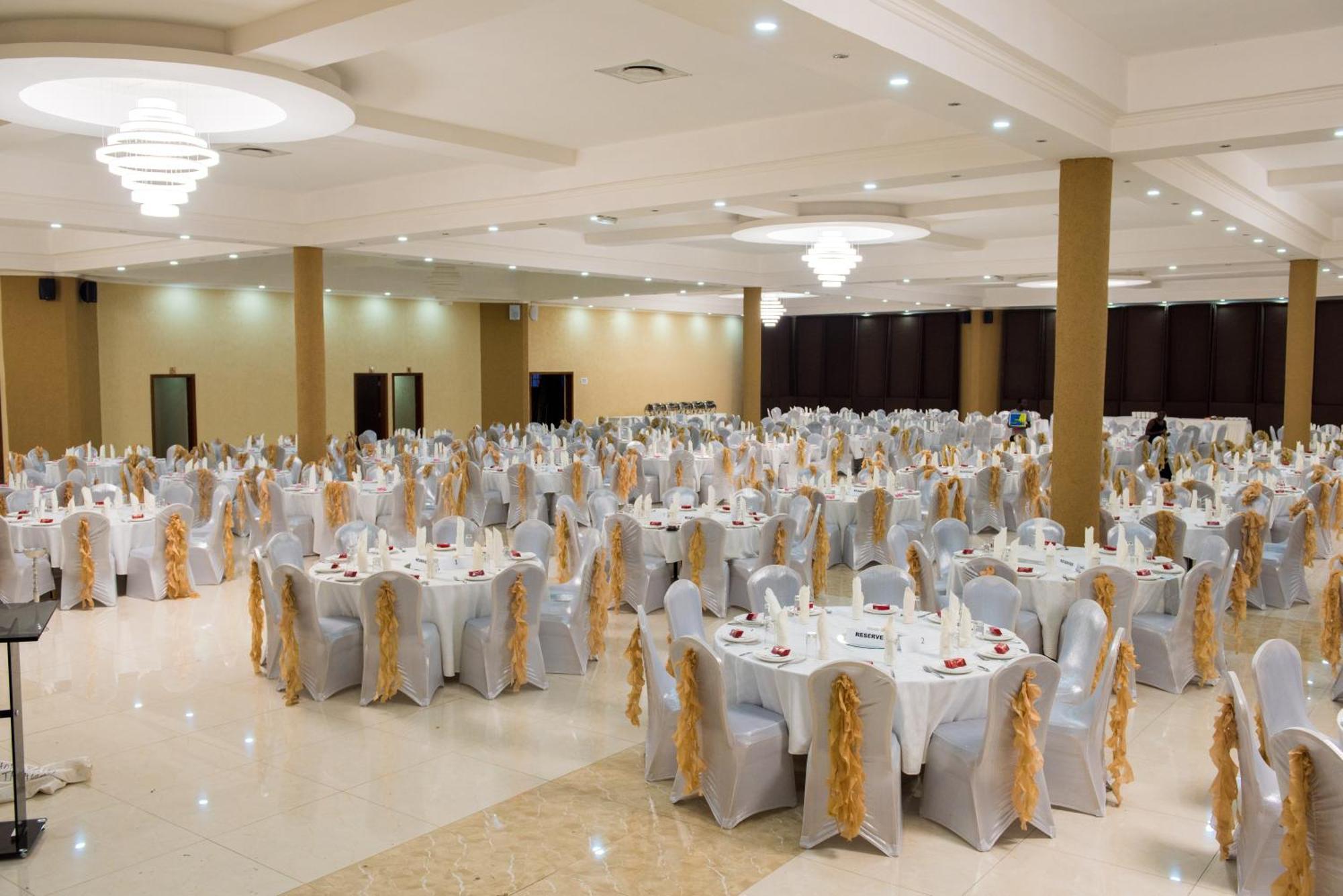Crossroads Hotel Lilongwe Bagian luar foto
