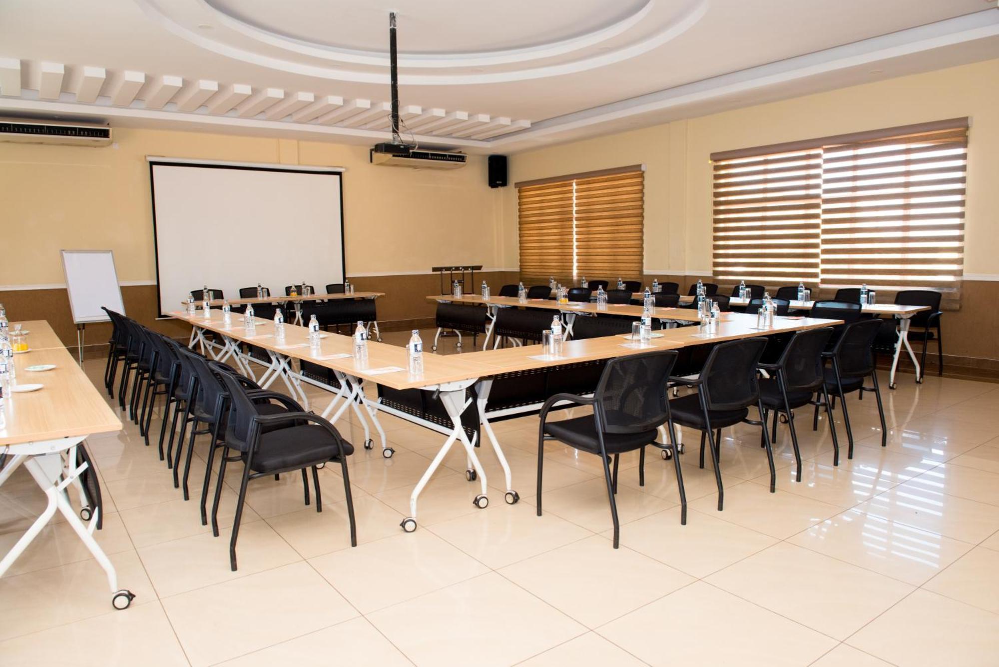 Crossroads Hotel Lilongwe Bagian luar foto