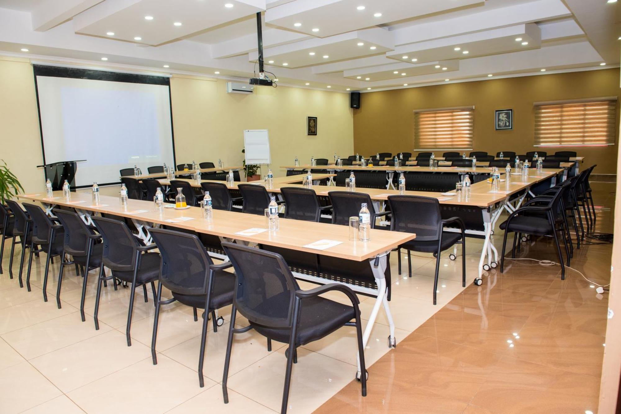 Crossroads Hotel Lilongwe Bagian luar foto