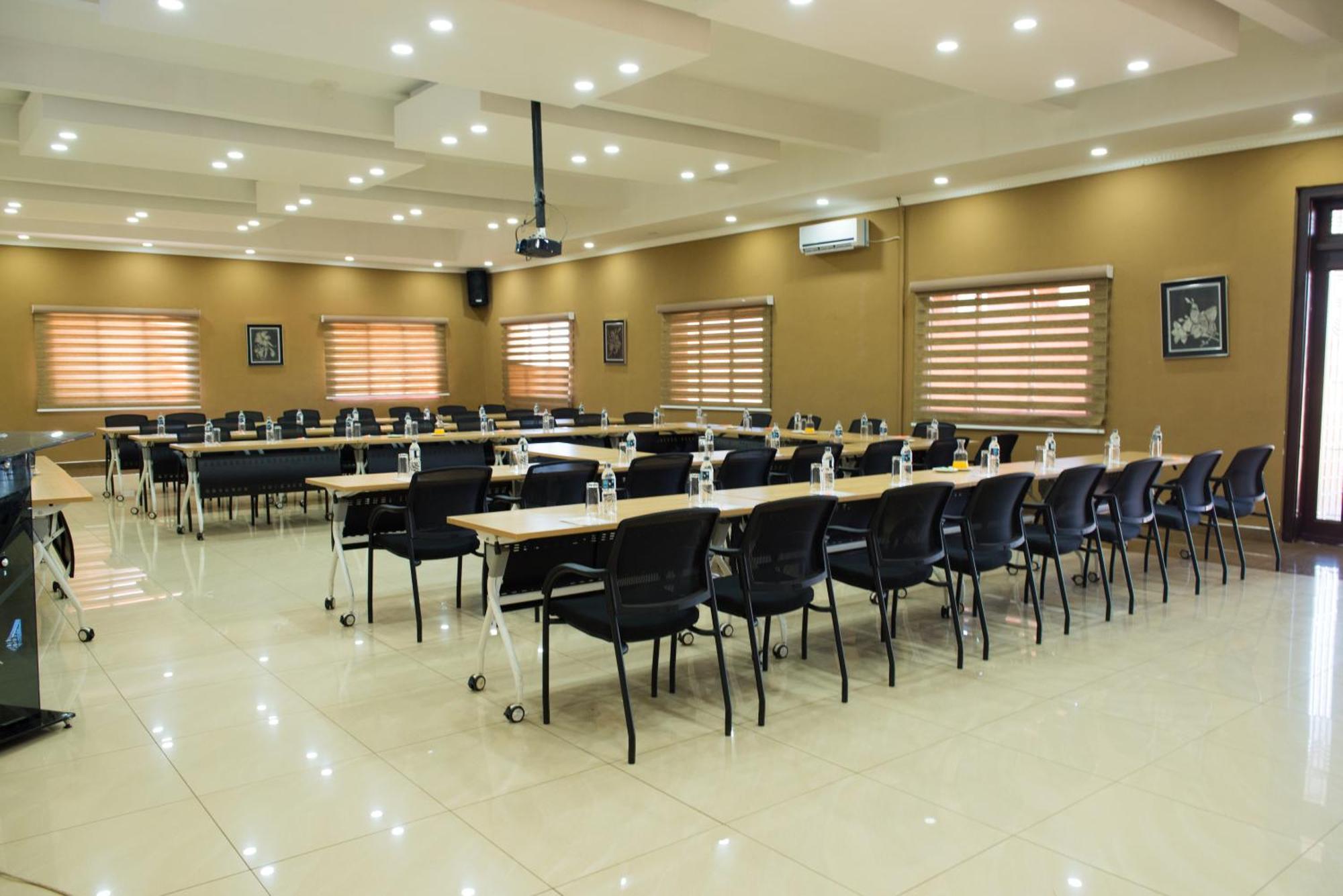Crossroads Hotel Lilongwe Bagian luar foto