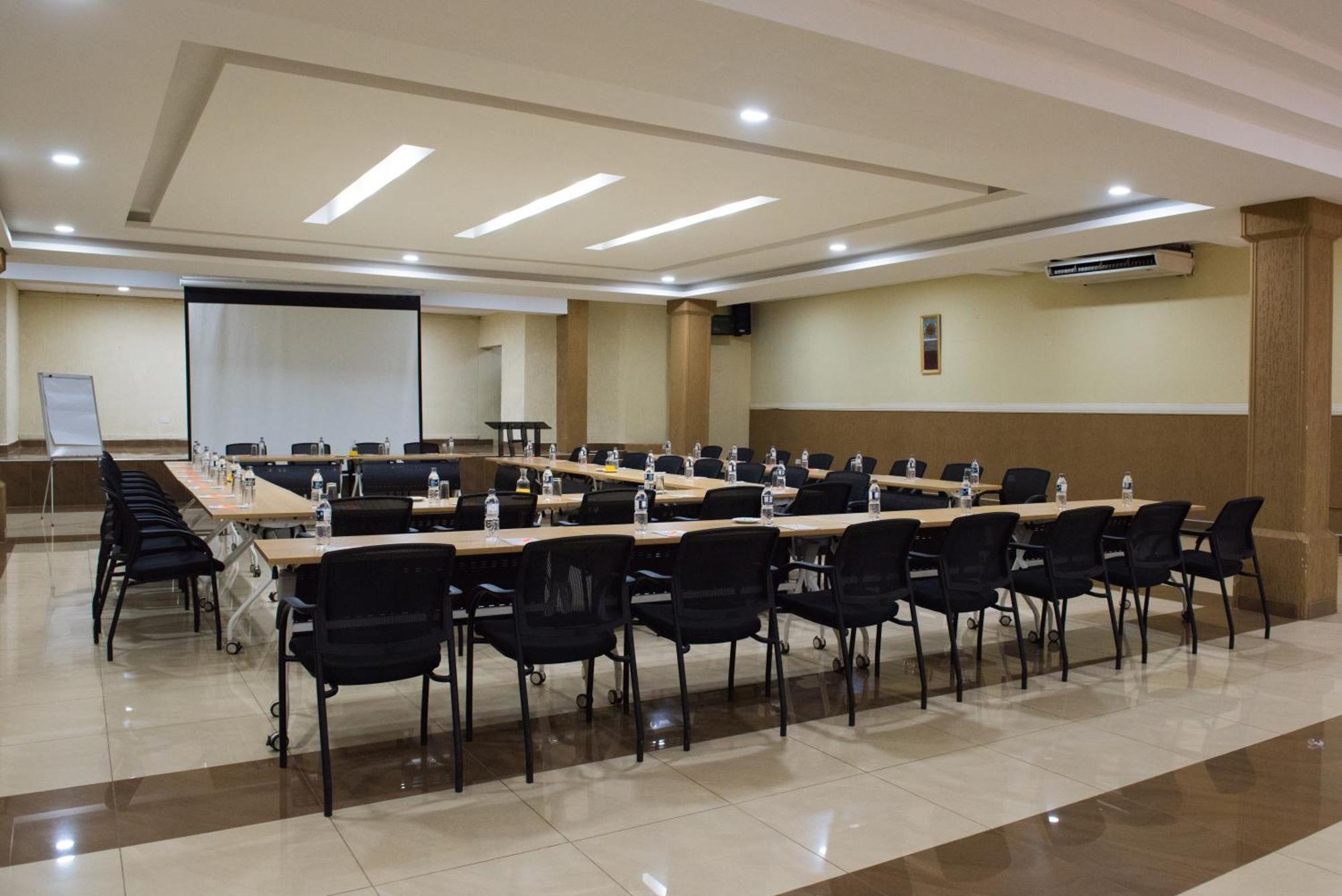 Crossroads Hotel Lilongwe Bagian luar foto