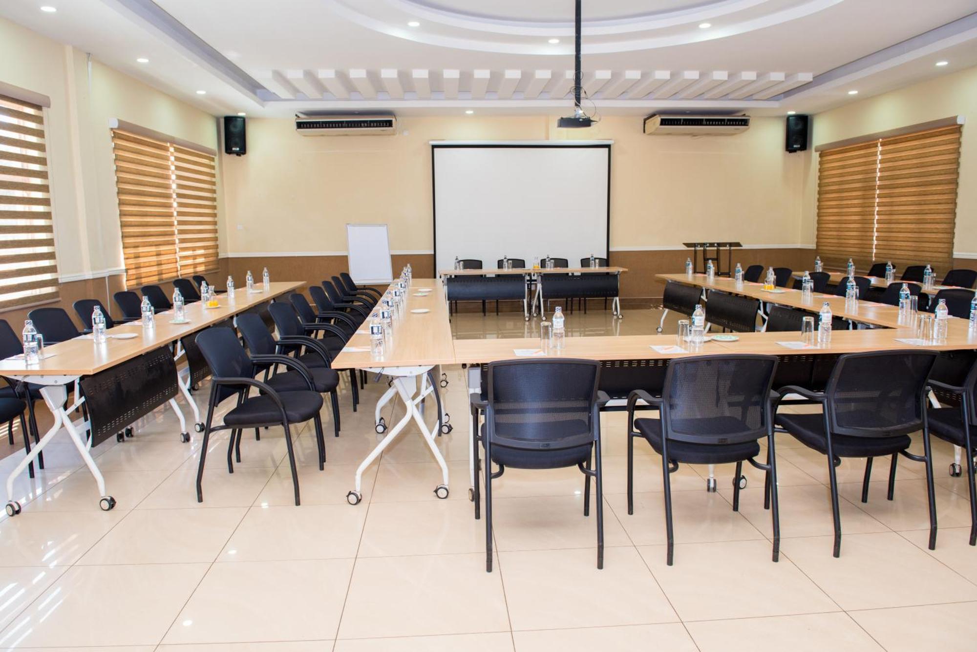 Crossroads Hotel Lilongwe Bagian luar foto