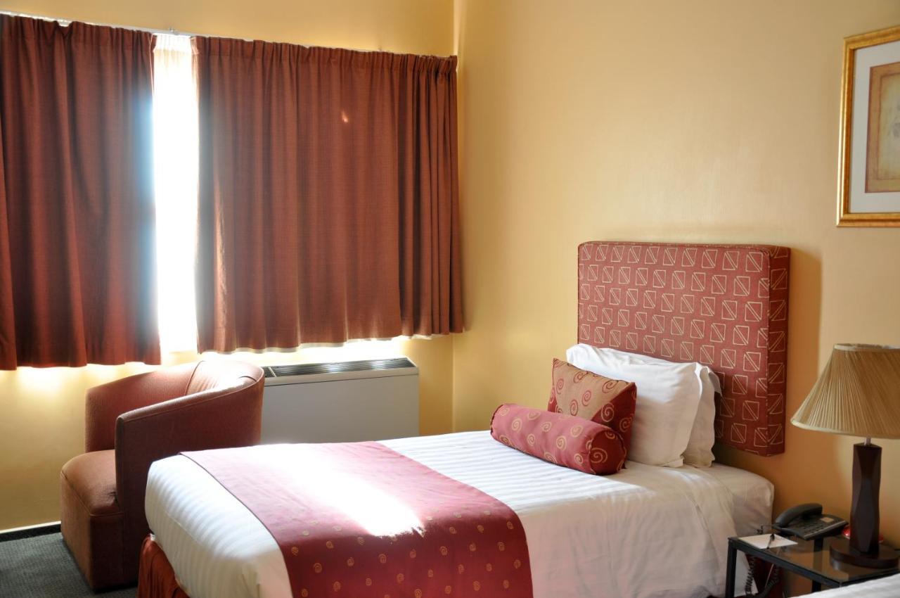 Crossroads Hotel Lilongwe Bagian luar foto
