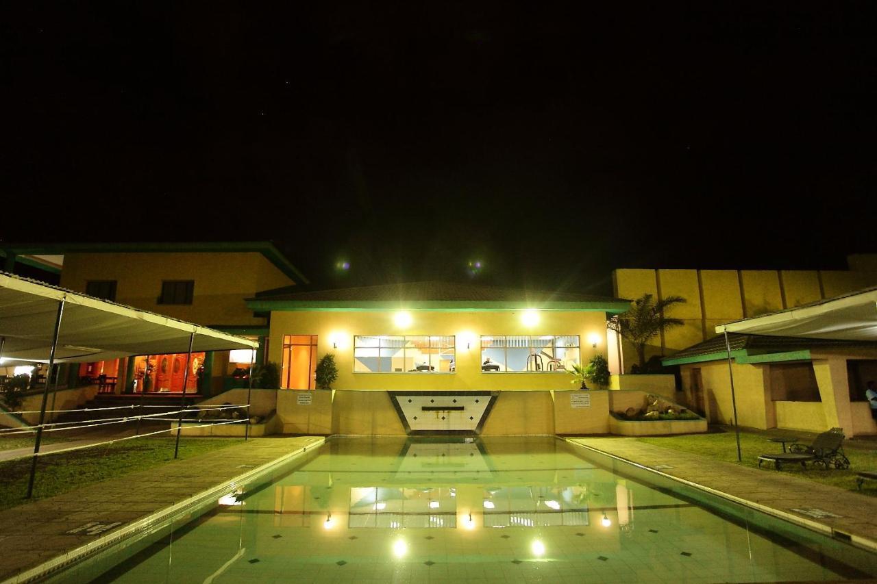Crossroads Hotel Lilongwe Bagian luar foto