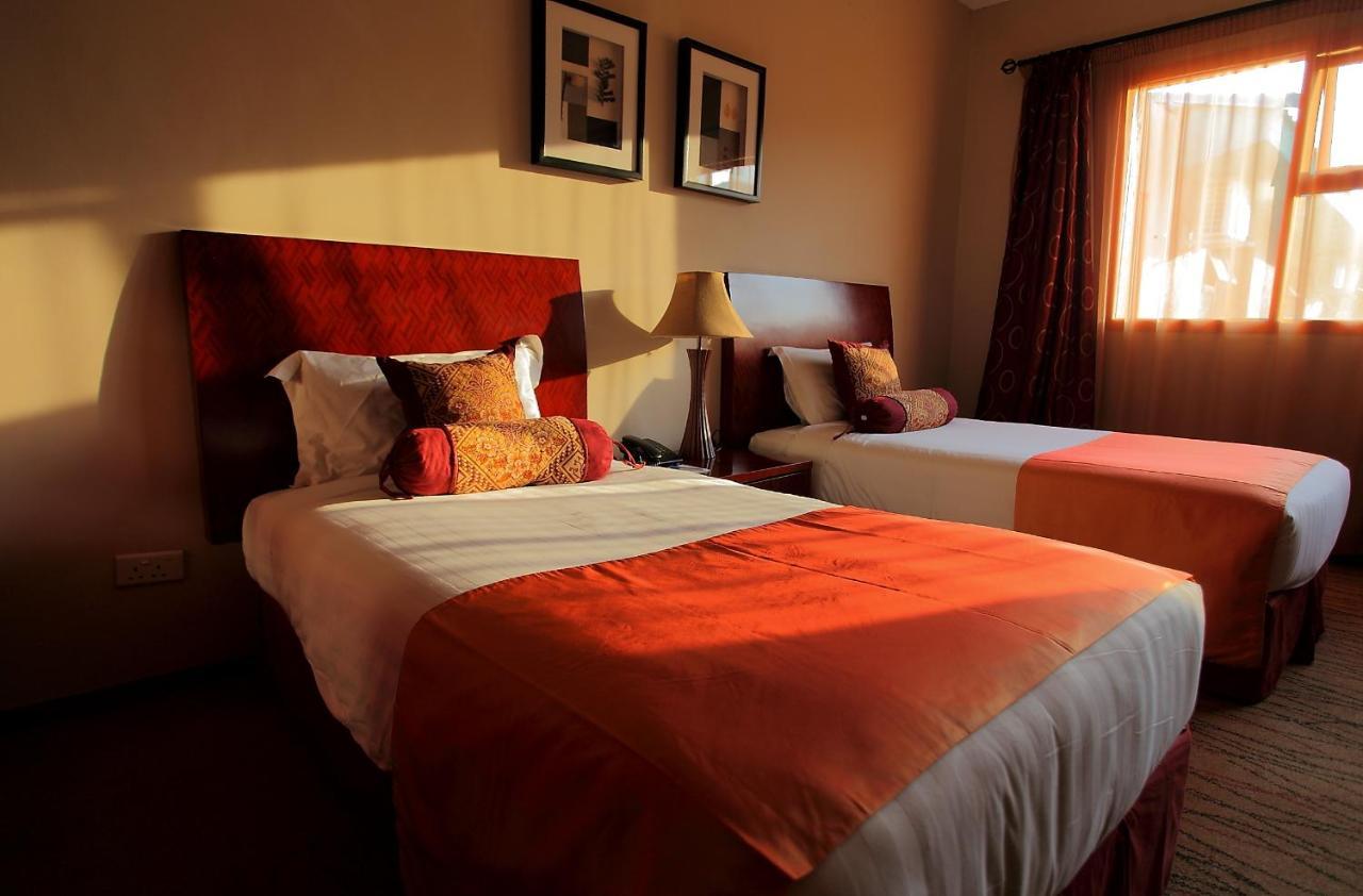 Crossroads Hotel Lilongwe Bagian luar foto