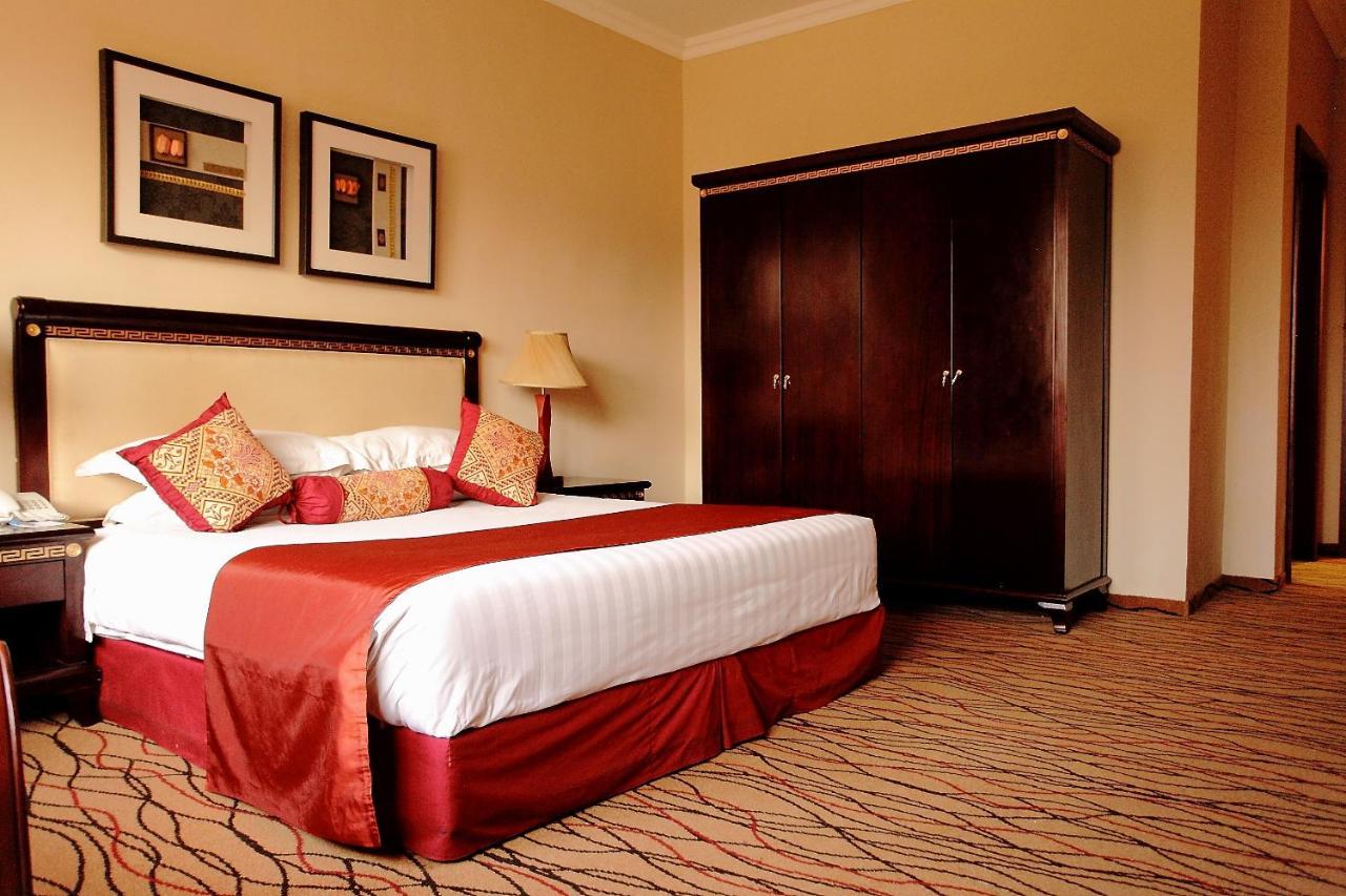 Crossroads Hotel Lilongwe Bagian luar foto
