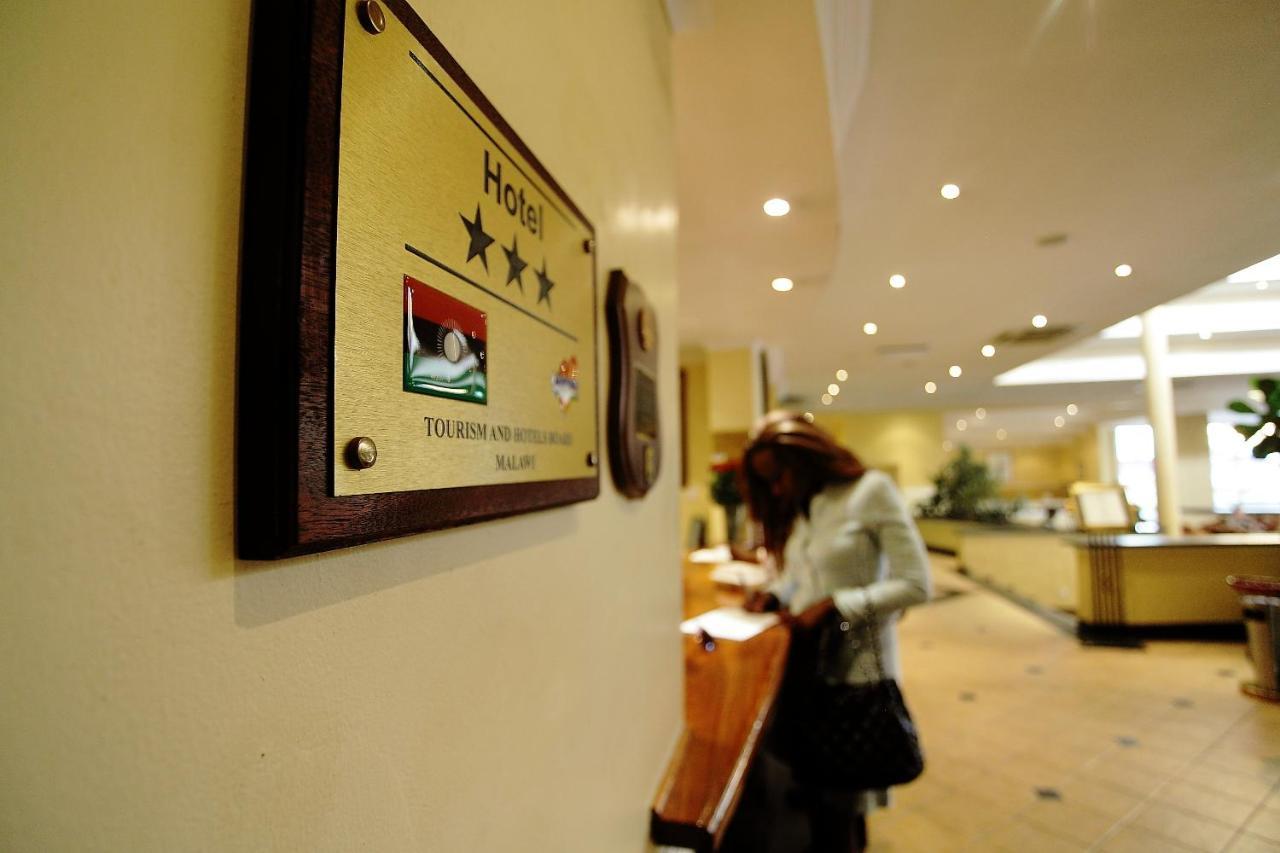 Crossroads Hotel Lilongwe Bagian luar foto