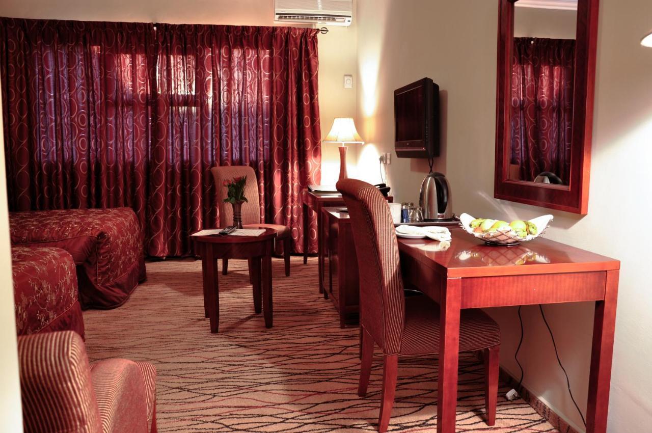 Crossroads Hotel Lilongwe Bagian luar foto