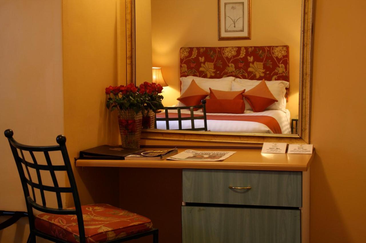 Crossroads Hotel Lilongwe Bagian luar foto
