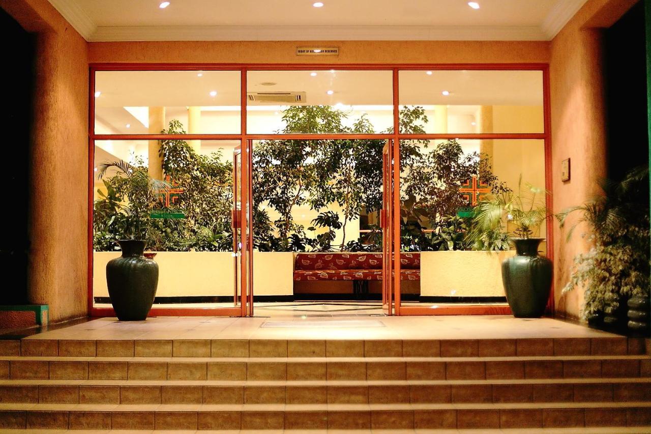 Crossroads Hotel Lilongwe Bagian luar foto