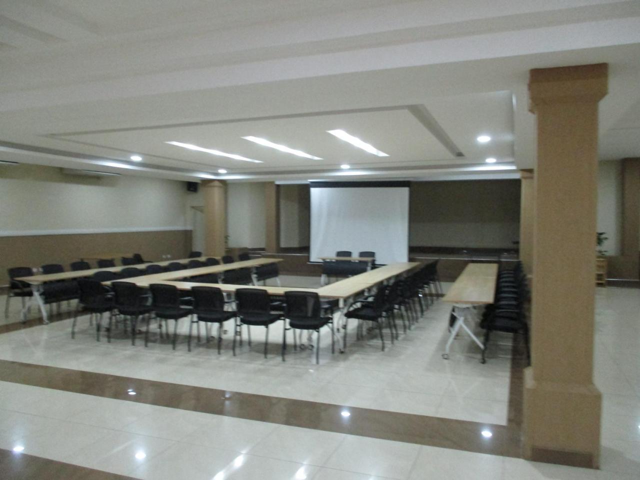 Crossroads Hotel Lilongwe Bagian luar foto