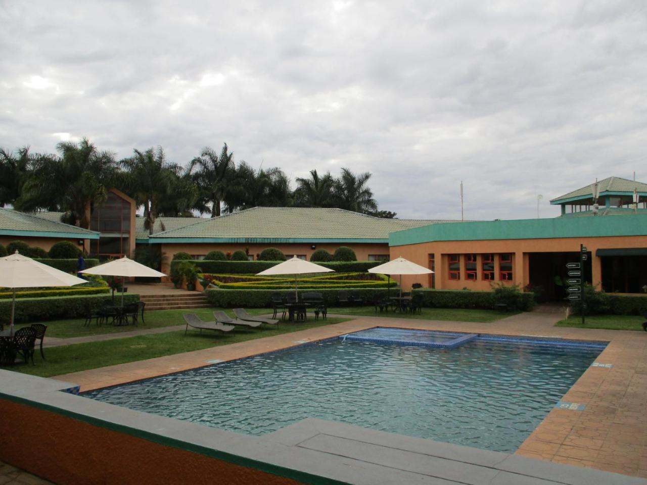 Crossroads Hotel Lilongwe Bagian luar foto
