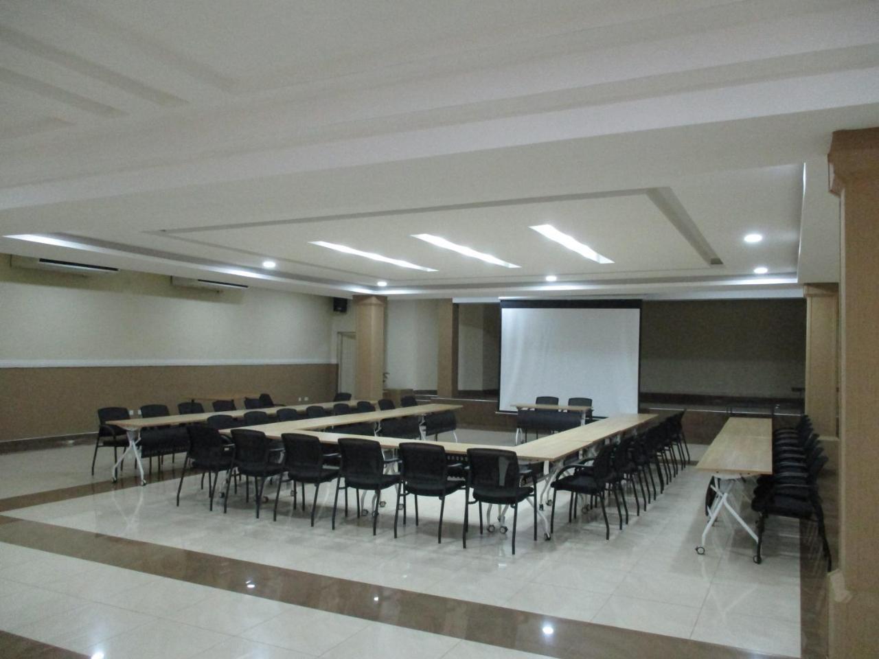 Crossroads Hotel Lilongwe Bagian luar foto