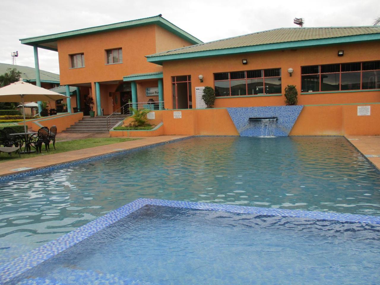 Crossroads Hotel Lilongwe Bagian luar foto