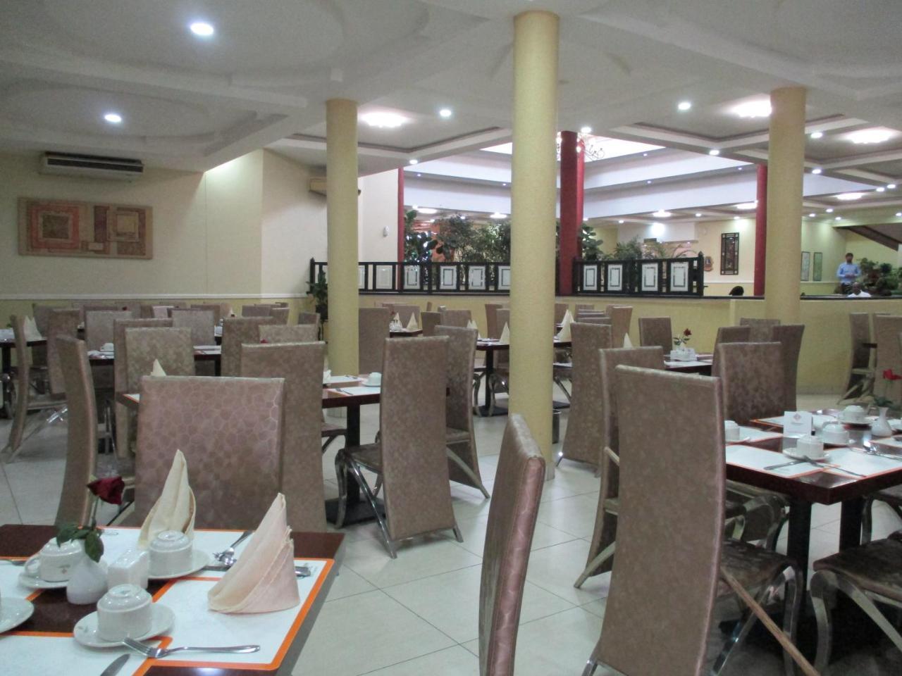 Crossroads Hotel Lilongwe Bagian luar foto