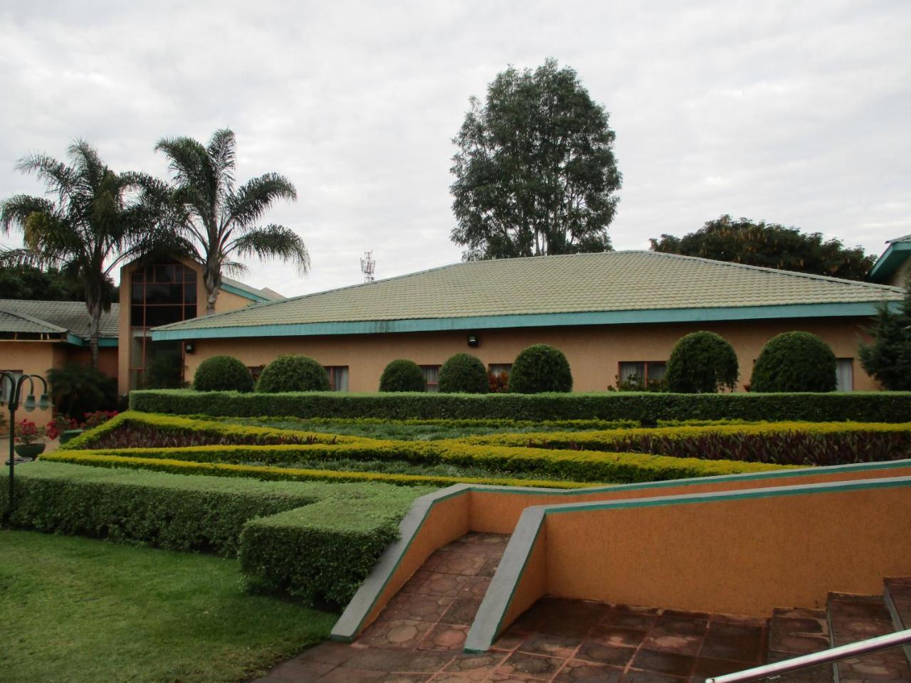 Crossroads Hotel Lilongwe Bagian luar foto
