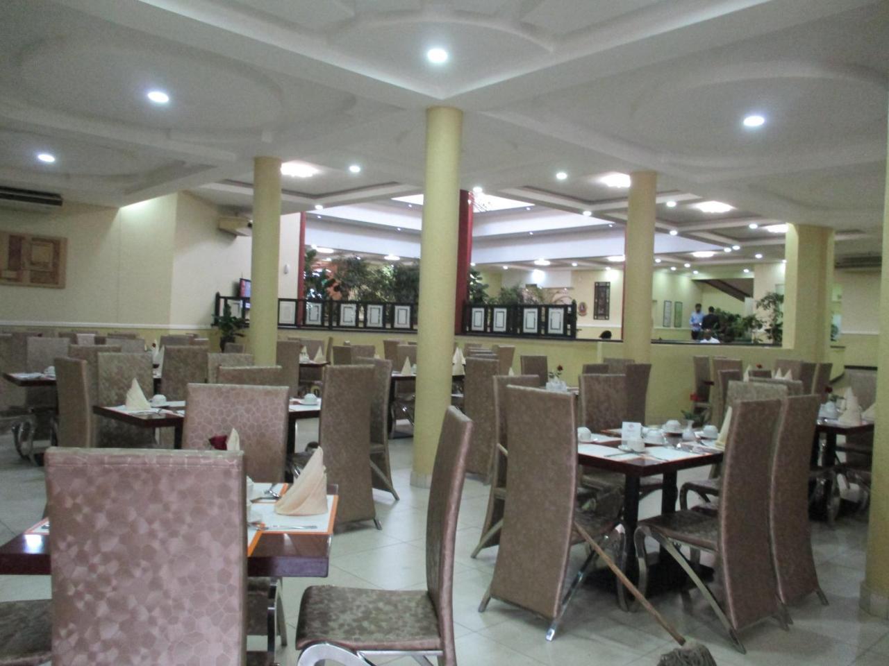 Crossroads Hotel Lilongwe Bagian luar foto